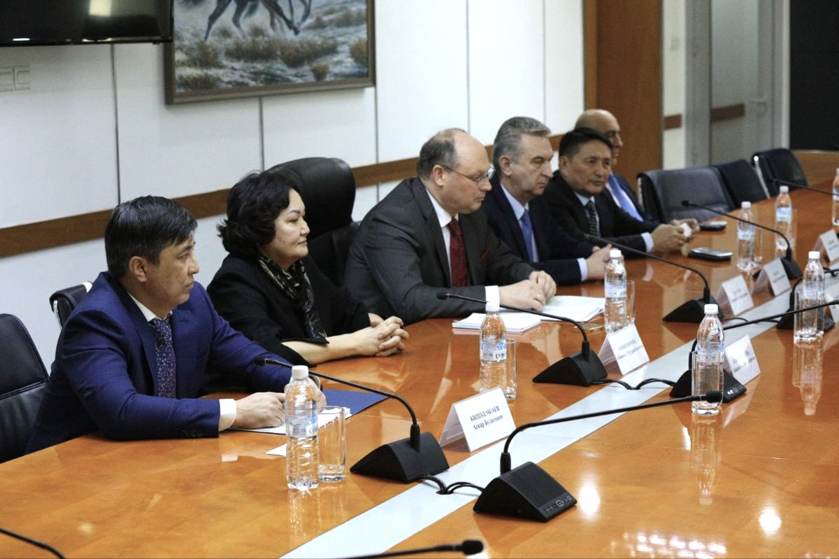 Встреча делегации Суда ЕАЭС с заместителем Министра иностранных дел Кыргызской Республики А.К.Атахановым.jpg