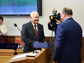 Торжественная церемония принесения присяги вновь назначенным судьёй Суда Евразийского экономического союза от Кыргызской Республики Джунушпаевым Кыдыком Карыбаевичем 23 июня 2025 года